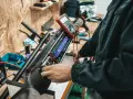 Naprawa i regeneracja akumulatorów hydraulicznych hulajnogi elektrycznej. Multimetr mierzy napięcie ogniw.