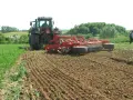 Traktor z agregatem uprawowym wykonuje podorywkę, przygotowując pole do siewu.