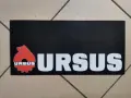 Czarny prostokąt z logo Ursusa i napisem URSUS. Idealne jako chlapacze Ursus do Twojego traktora.