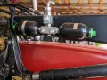 Dwa akumulatory hydrauliczne zamontowane na ładowaczu. Pomocne przy wyborze, jak dobrać akumulator hydrauliczny do maszyn rolniczych.