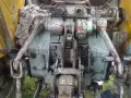Mechanizm podnośnika Ursusa C-360, gotowy do wlewu oleju. Widoczne elementy hydrauliki i zaczepu.