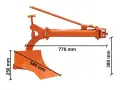 Pomarańczowy pług z widocznymi nazwami części pługa: lemiesz, redlica, korpus. Wymiary: 770 mm, 380 mm, 250 mm, 540 mm.