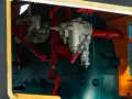 Mechanizm sterowania lokomotywy, z widocznymi elementami hydraulicznymi. Może to być oznaka awarii hydraulicznej, wymagającej naprawy.