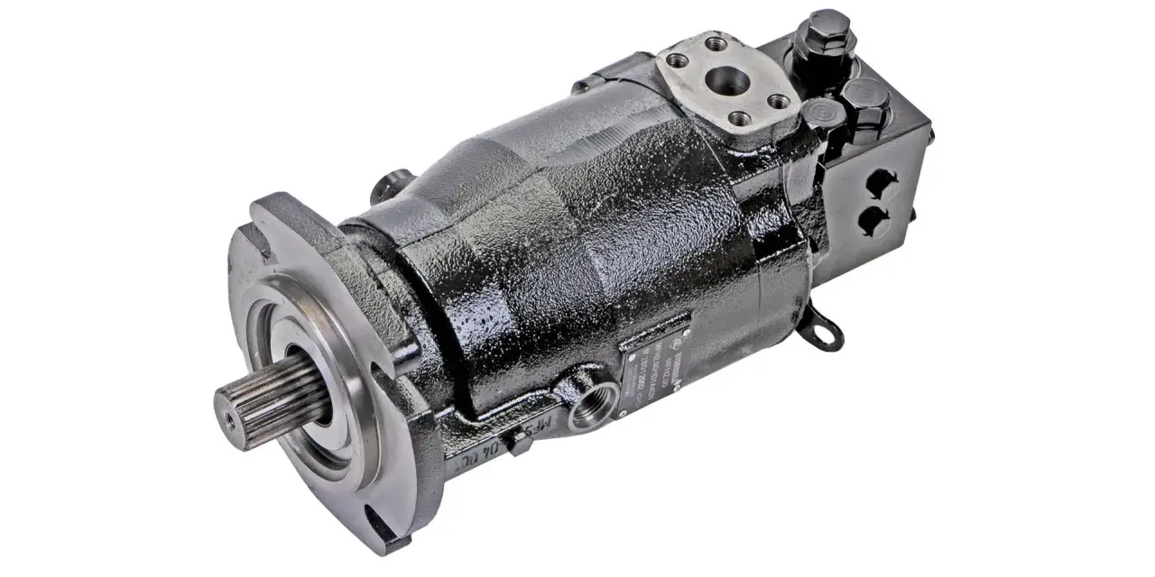 Czarny, metalowy hydrostat do kombajnu z wałkiem napędowym i przyłączami hydraulicznymi.