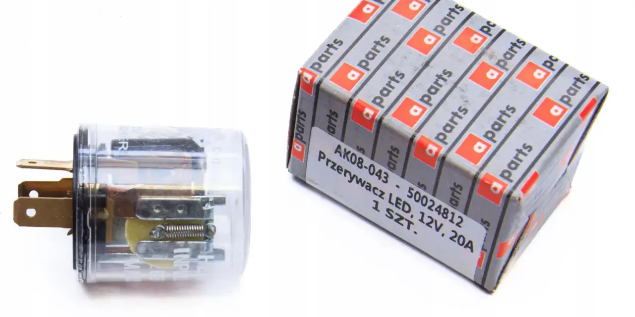 Przezroczysty przerywacz kierunkowskazów LED 12V 20A, idealny do C-330. Opakowanie z logo "a parts".