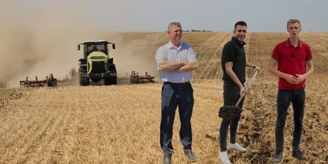 Rolnicy dyskutują o uproszczonych systemach uprawy, podczas gdy traktor orze pole.