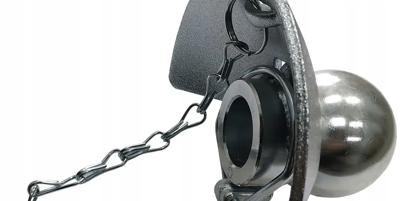 Metalowa kula ramienia podnośnika z łańcuchem zabezpieczającym.