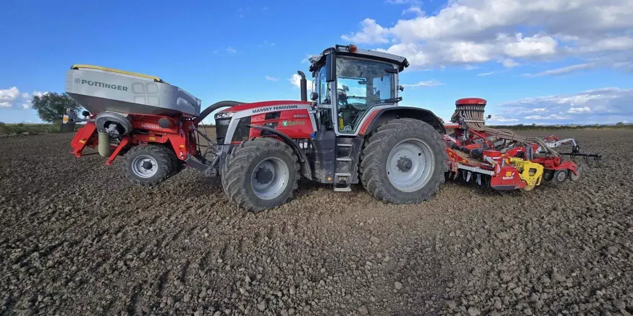Traktor Massey Ferguson z siewnikiem Pöttinger przygotowuje pole pod zasiew pszenicy. Zastanawiamy się, ile ton pszenicy z hektara uda się zebrać.