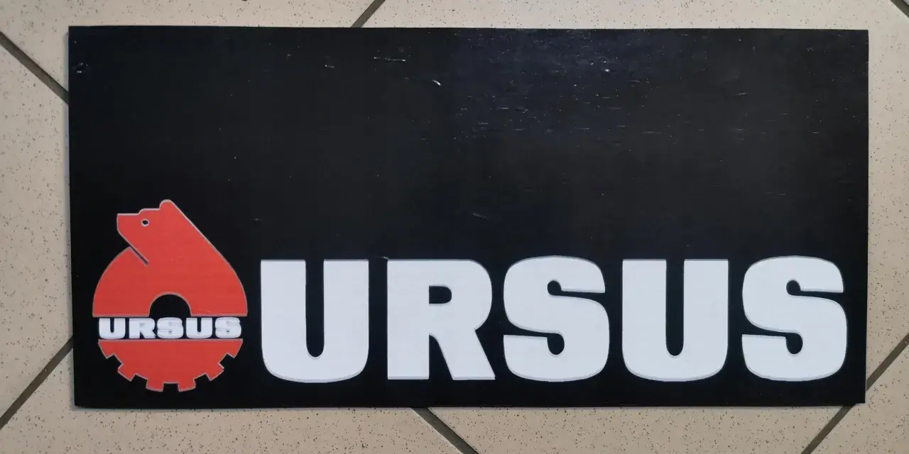 Czarny prostokąt z logo Ursusa i napisem URSUS. Idealne jako chlapacze Ursus do Twojego traktora.