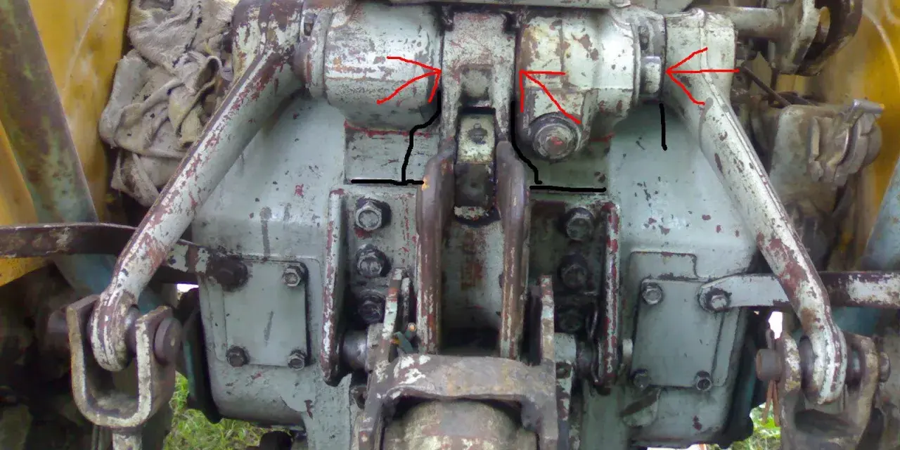 Mechanizm podnośnika Ursusa C-360, gotowy do wlewu oleju. Widoczne elementy hydrauliki i zaczepu.