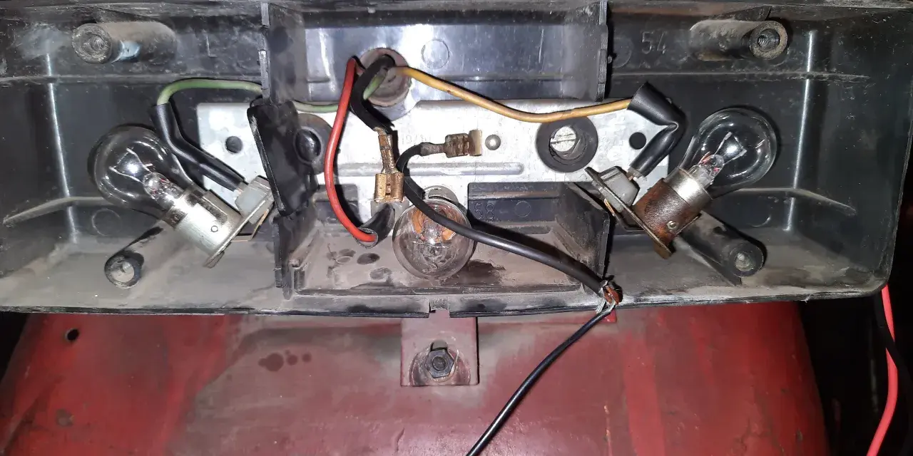 Wiązka elektryczna C360 z żarówkami i luźnymi przewodami. Widać elementy mocowania i obudowę lampy.