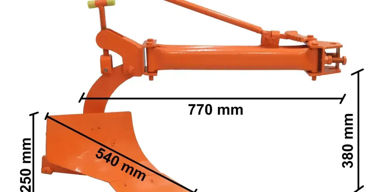 Pomarańczowy pług z widocznymi nazwami części pługa: lemiesz, redlica, korpus. Wymiary: 770 mm, 380 mm, 250 mm, 540 mm.