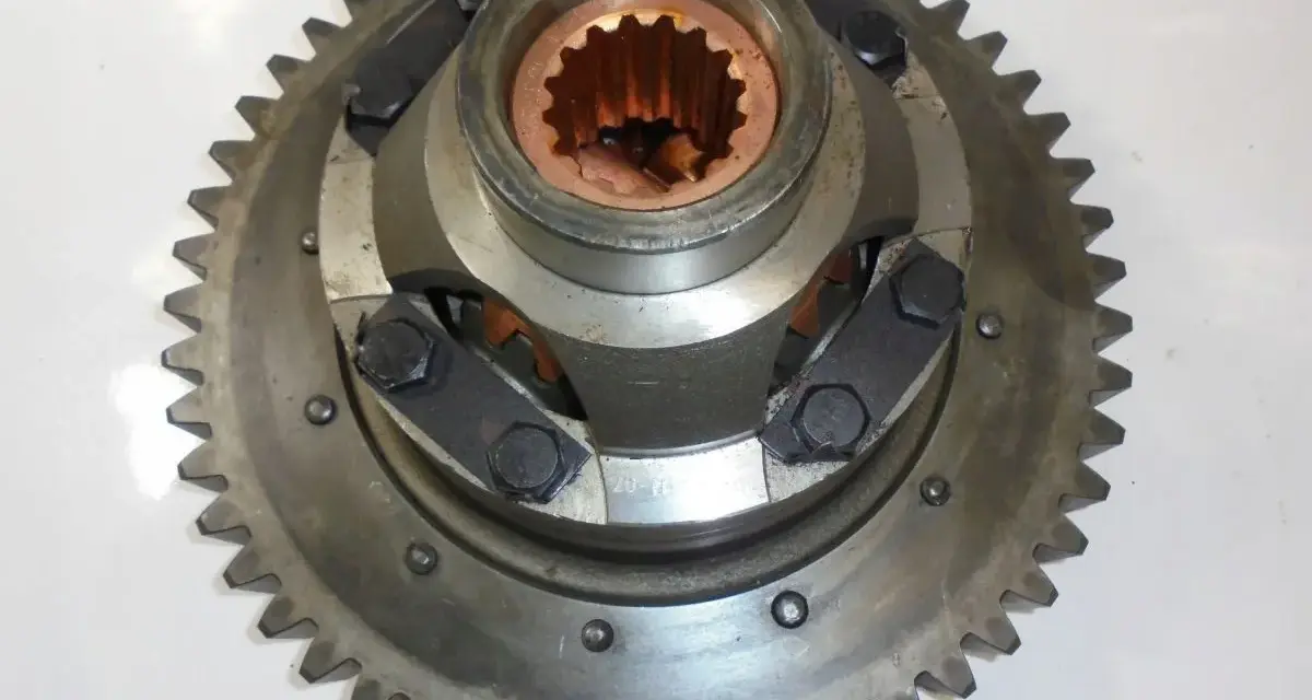 Metalowy mechanizm różnicowy bizon z zębatką i elementami ciernymi.