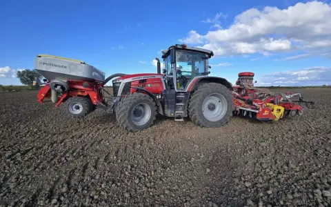 Traktor Massey Ferguson z siewnikiem Pöttinger przygotowuje pole pod zasiew pszenicy. Zastanawiamy się, ile ton pszenicy z hektara uda się zebrać.