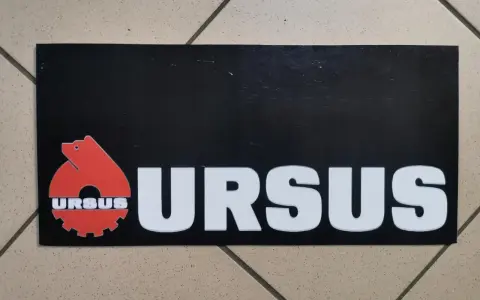 Czarny prostokąt z logo Ursusa i napisem URSUS. Idealne jako chlapacze Ursus do Twojego traktora.
