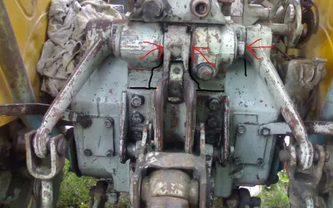 Mechanizm podnośnika Ursusa C-360, gotowy do wlewu oleju. Widoczne elementy hydrauliki i zaczepu.