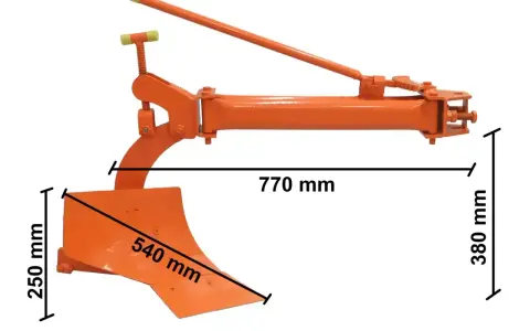 Pomarańczowy pług z widocznymi nazwami części pługa: lemiesz, redlica, korpus. Wymiary: 770 mm, 380 mm, 250 mm, 540 mm.