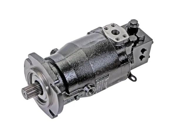 Czarny, metalowy hydrostat do kombajnu z wałkiem napędowym i przyłączami hydraulicznymi.