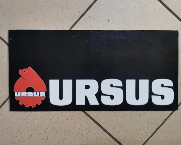 Czarny prostokąt z logo Ursusa i napisem URSUS. Idealne jako chlapacze Ursus do Twojego traktora.