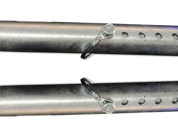 Dwa regulowane łańcuchy boczne do Ursusa C-360, wykonane z metalu, z otworami do regulacji długości i zabezpieczeniami.