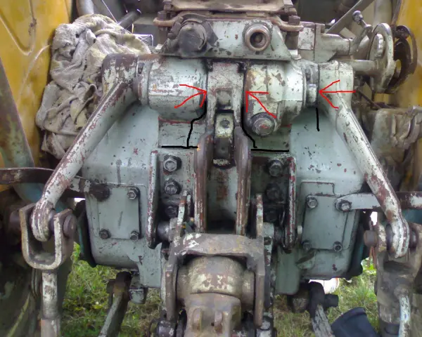 Mechanizm podnośnika Ursusa C-360, gotowy do wlewu oleju. Widoczne elementy hydrauliki i zaczepu.