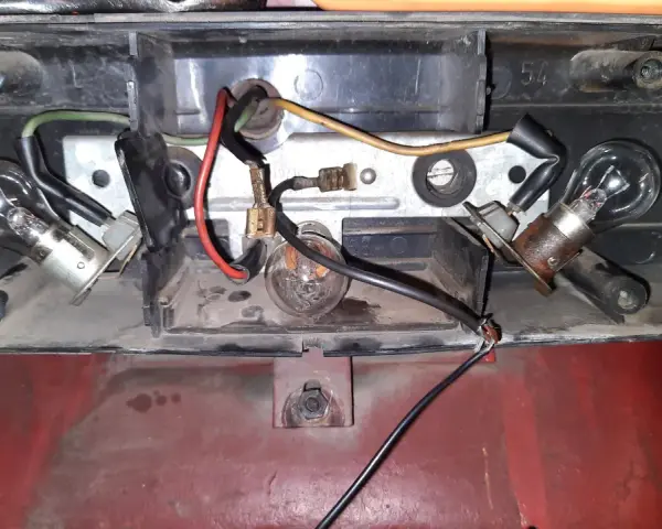 Wiązka elektryczna C360 z żarówkami i luźnymi przewodami. Widać elementy mocowania i obudowę lampy.