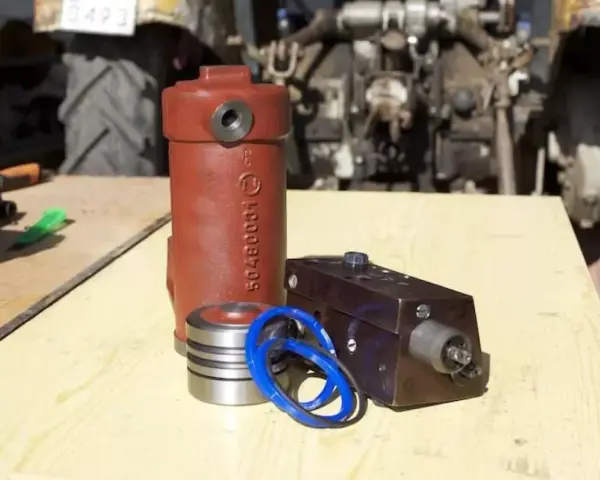 Części do Ursusa C-360: czerwona pompa podnośnika, tłok, uszczelki i blok rozdzielacza. Może to rozwiązać problem, gdy pompa podnośnika c-360 słabo podnosi.