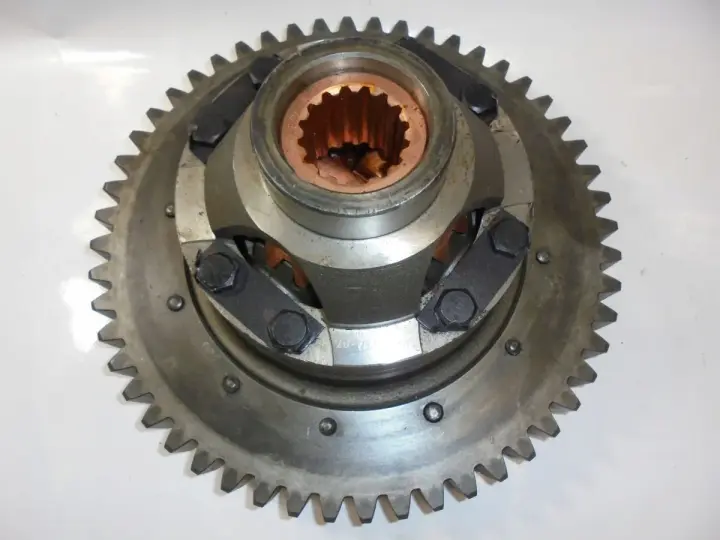 Metalowy mechanizm różnicowy bizon z zębatką i elementami ciernymi.