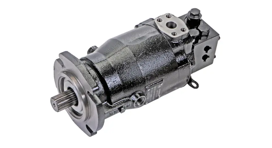 Czarny, metalowy hydrostat do kombajnu z wałkiem napędowym i przyłączami hydraulicznymi.