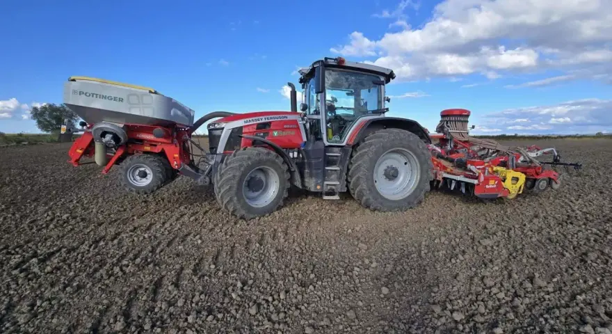 Traktor Massey Ferguson z siewnikiem Pöttinger przygotowuje pole pod zasiew pszenicy. Zastanawiamy się, ile ton pszenicy z hektara uda się zebrać.