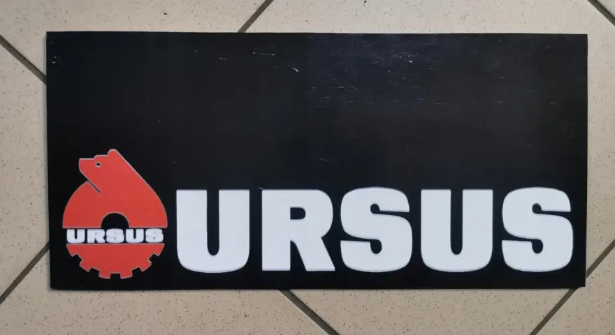 Czarny prostokąt z logo Ursusa i napisem URSUS. Idealne jako chlapacze Ursus do Twojego traktora.