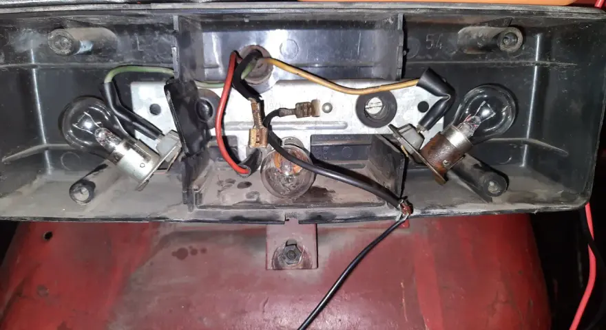 Wiązka elektryczna C360 z żarówkami i luźnymi przewodami. Widać elementy mocowania i obudowę lampy.