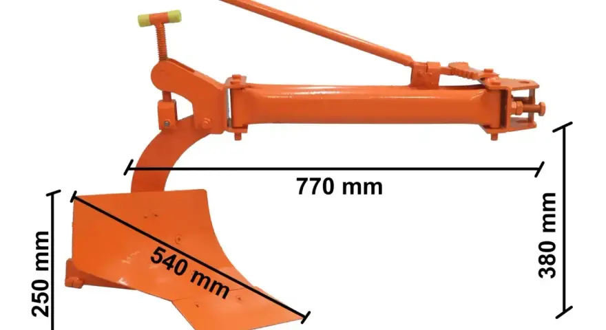 Pomarańczowy pług z widocznymi nazwami części pługa: lemiesz, redlica, korpus. Wymiary: 770 mm, 380 mm, 250 mm, 540 mm.