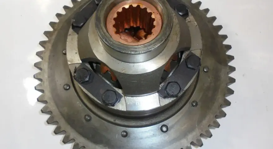 Metalowy mechanizm różnicowy bizon z zębatką i elementami ciernymi.