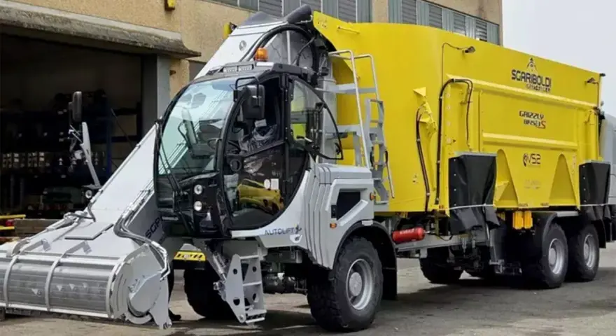 Nowoczesny paszowóz Sgariboldi Grizzly z żółtym zbiornikiem i zaawansowanym systemem podawania paszy.