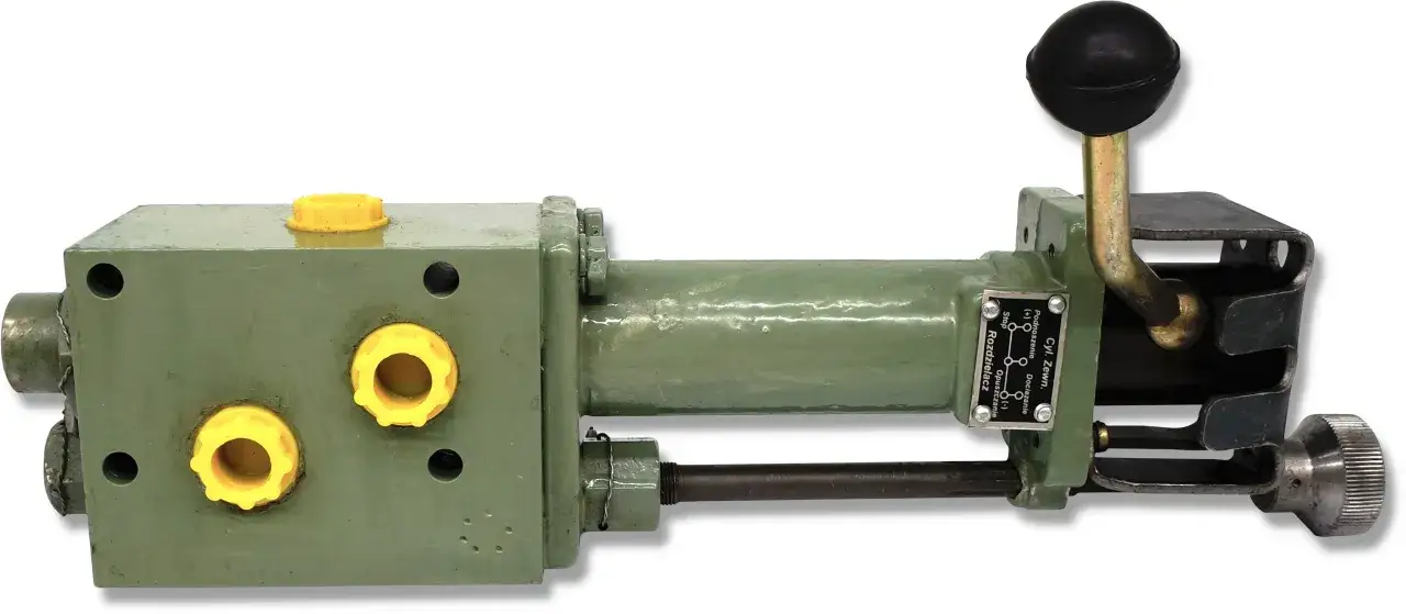 Pokrętło przy rozdzielaczu c-330 służy do sterowania podnoszeniem, opuszczaniem i zatrzymaniem zewnętrznego cylindra hydraulicznego.