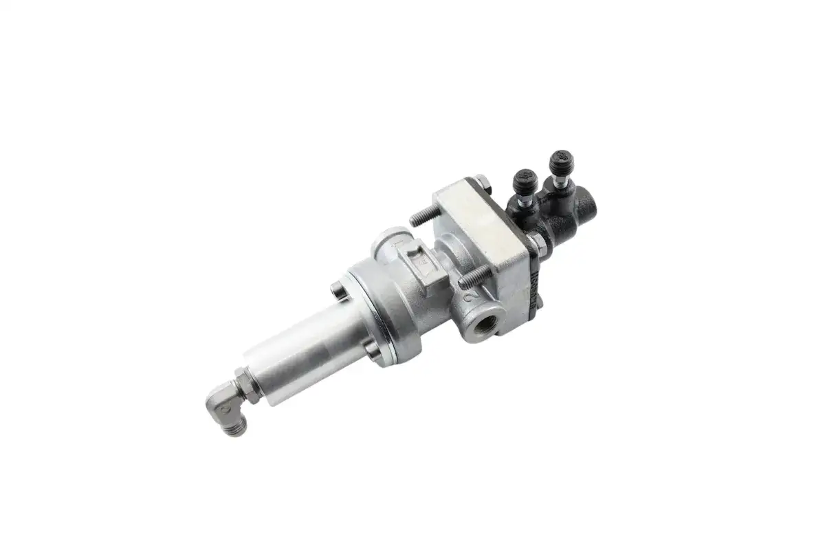 Metalowy element układu hamulcowego, prawdopodobnie zawór hamulców hydrauliczno pneumatycznych, z widocznymi przyłączami i śrubami.